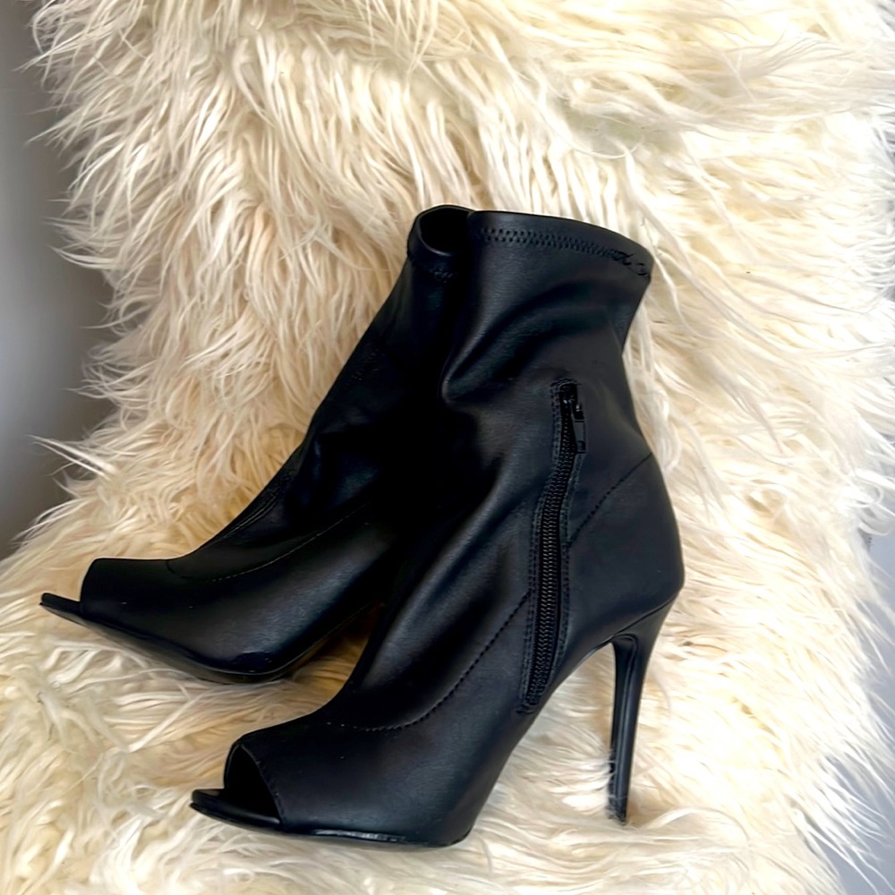 New 7 Aldo Black stiletto